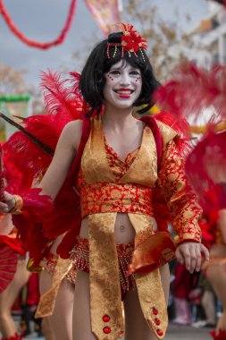 Loule, Portekiz - Şubat 2018: Renkli karnaval (Carnaval) geçit festival katılımcıları Loule City, Portekiz.