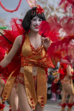 Loule, Portekiz - Şubat 2018: Renkli karnaval (Carnaval) geçit festival katılımcıları Loule City, Portekiz.