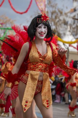 Loule, Portekiz - Şubat 2018: Renkli karnaval (Carnaval) geçit festival katılımcıları Loule City, Portekiz.