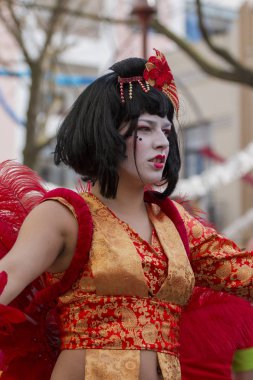 Loule, Portekiz - Şubat 2018: Renkli karnaval (Carnaval) geçit festival katılımcıları Loule City, Portekiz.