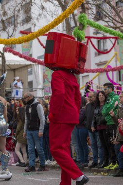 Loule, Portekiz - Şubat 2018: Renkli karnaval (Carnaval) geçit festival katılımcıları Loule City, Portekiz.