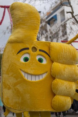 Loule, Portekiz - Şubat 2018: Renkli karnaval geçit festival katılımcıları Loule City, Portekiz 