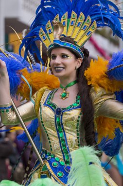 Loule, Portekiz - Şubat 2018: Renkli karnaval (Carnaval) geçit festival katılımcıları Loule City, Portekiz.