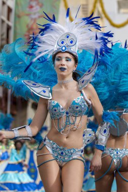 Loule, Portekiz - Şubat 2018: Renkli karnaval (Carnaval) geçit festival katılımcıları Loule City, Portekiz.