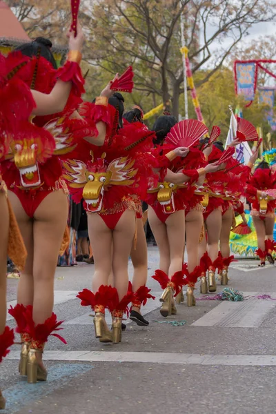 Loule ポルトガル 2018年 カラフルなカーニバル カーニバル パレード祭女性参加者のダンス — ストック写真