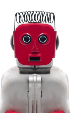 Beyaz bir arka plan üzerinde izole vintage retro kırmızı yüzü teneke oyuncak robot.