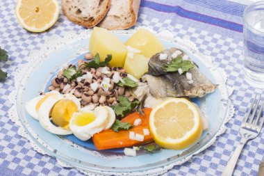 Morina balığı, patates ve yumurta ile cowpeas geleneksel Portekiz yemek.