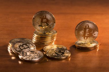 ahşap masa üstünde birkaç altın bitcoins.