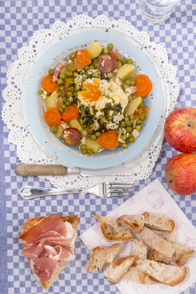 Refeição Culinária Tradicional Portuguesa Ervilhas Verdes Com Ovo Batatas Cenouras — Fotografia de Stock