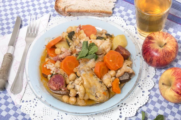 Традиционная Португальская Еда Гороха Курицей Морковью Чоризо — стоковое фото