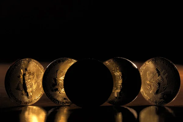 Fényes Arany Bitcoins Fából Készült Asztal Tetején Árnyékok Nézetben — Stock Fotó