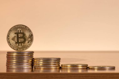 ahşap masa üstüne yığılmış birkaç altın bitcoins.