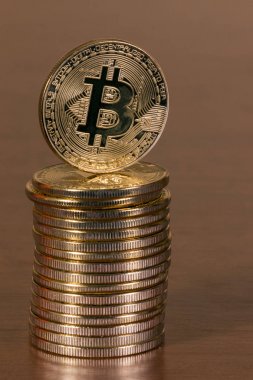 ahşap masa üstüne yığılmış birkaç altın bitcoins.