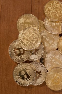 ahşap masa üstünde birkaç altın bitcoins.