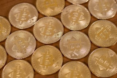 ahşap masa üstünde birkaç altın bitcoins.