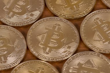 ahşap masa üstünde birkaç altın bitcoins.