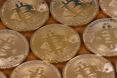 ahşap masa üstünde birkaç altın bitcoins.