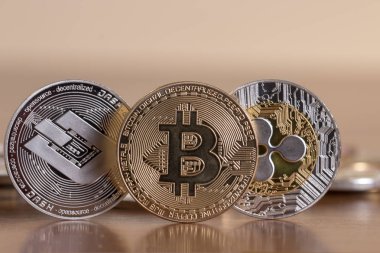 birkaç Kripto para sikke ahşap masa üstünde hizalı.