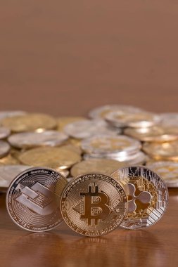 birkaç Kripto para sikke ahşap masa üstünde hizalı.