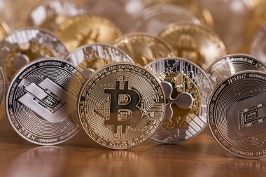 birkaç Kripto para sikke ahşap masa üstünde hizalı.