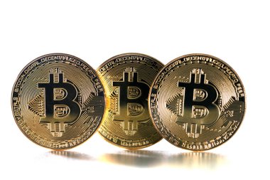 Beyaz bir arka plan üzerinde parlak altın bitcoins.