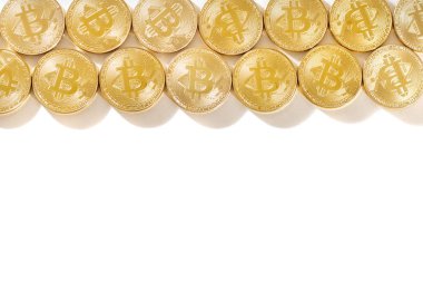 Beyaz bir arka plan üzerinde parlak altın bitcoins.
