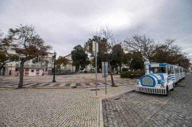 Faro şehir uzun bir turistik tren Görünümü Kapat Bahçe Manuel Bivar docks yakınındaki Park.