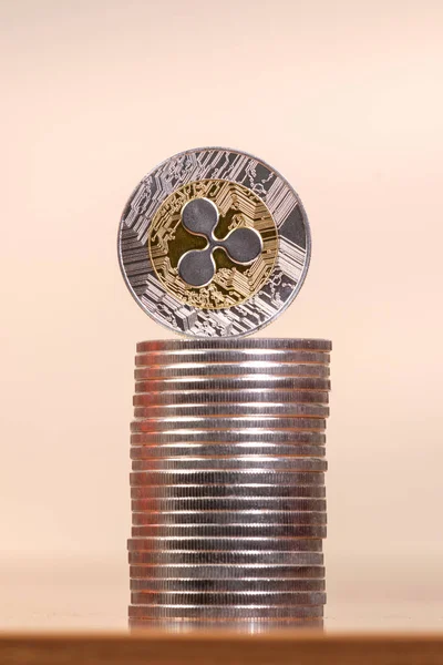 Несколько Рябных Монет Поверх Деревянного Стола — стоковое фото