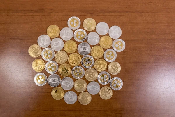 Несколько Выровненных Криптовалютных Монет Поверх Деревянного Стола — стоковое фото