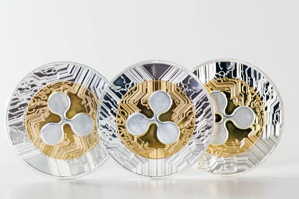 Beyaz bir arka plan üzerinde parlak dalgalanma paralar.