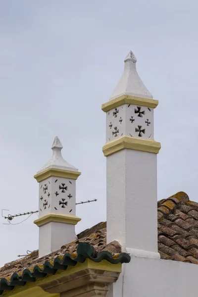 Typické Komíny Hnědou Dlaždici Střech Portugalské Architektury — Stock fotografie