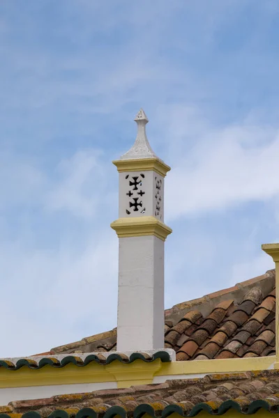 Typický Komín Hnědé Dlaždice Střech Portugalské Architektury — Stock fotografie