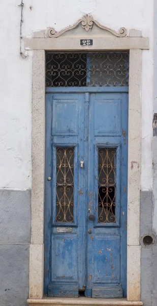 建物のポルトガル建築の典型的な木製ドア — ストック写真