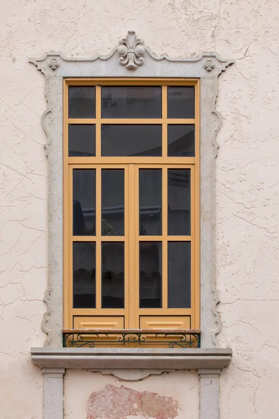 Typiska Fönster För Portugisiska Arkitekturen Byggnader — Stockfoto