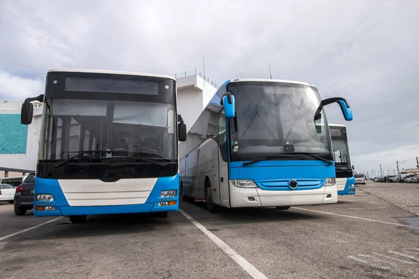 Vista Varios Autobuses Azules Blancos Estacionados Ciudad — Foto de Stock