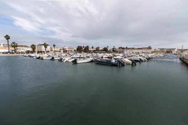 Breed Uitzicht Faro Stad Dokken Met Vissen Recreatieve Boten — Stockfoto