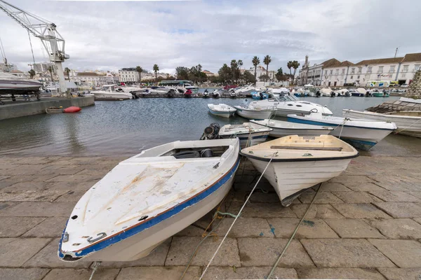 Breed Uitzicht Faro Stad Dokken Met Vissen Recreatieve Boten — Stockfoto