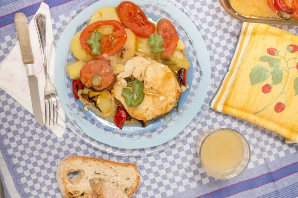 Traditionele Portugese Maaltijd Van Vis Met Aardappelen Tomaten Gemaakt Oven — Stockfoto