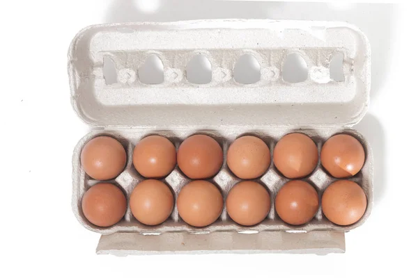 Yumurta Beyaz Bir Arka Plan Üzerinde Izole Karton Ambalaj Içinde — Stok fotoğraf