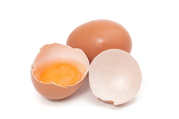 Треснувшее Яйцо Желтком Изолировано Белом Фоне — стоковое фото