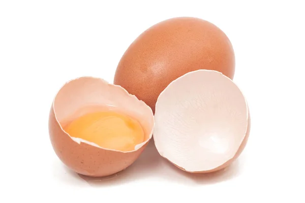 Тріснуте Яйце Жовтком Ізольоване Білому Тлі — стокове фото