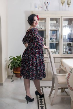 Kız lüks evin içinde vintage giyim ile poz.