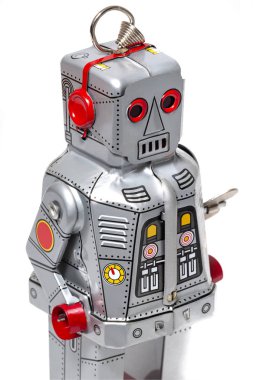 Beyaz arka planda izole edilmiş klasik bir robot oyuncak..