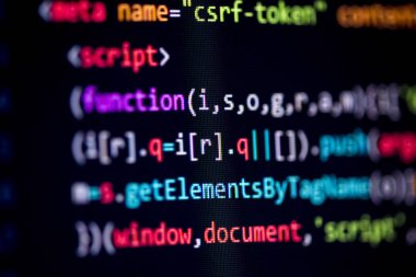 Bilgisayar web sayfası kodu html dosyası içinde yakın çekim.