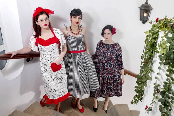 Chicas Posando Con Ropa Vintage Interior Casa Lujo Las Escaleras — Foto de Stock