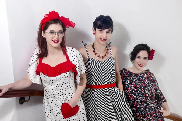 Meninas Posando Com Roupas Vintage Dentro Luxuosa Casa Nas Escadas — Fotografia de Stock