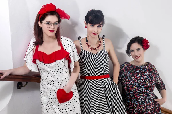 Ragazze Posa Con Abiti Vintage All Interno Sulla Casa Lusso — Foto Stock