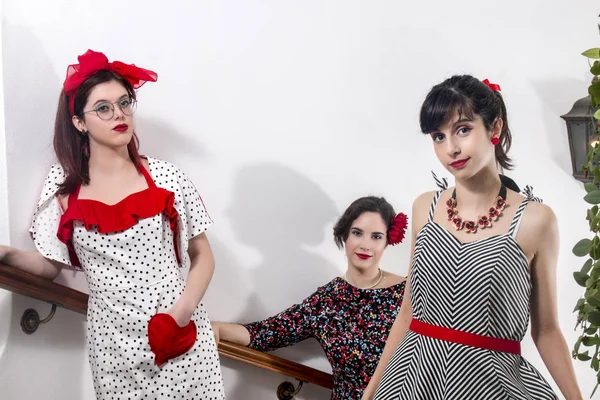 Meninas Posando Com Roupas Vintage Dentro Luxuosa Casa Nas Escadas — Fotografia de Stock