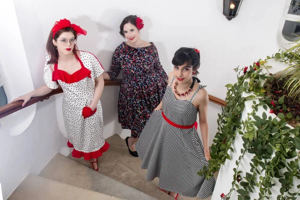 Chicas Posando Con Ropa Vintage Interior Casa Lujo Las Escaleras — Foto de Stock