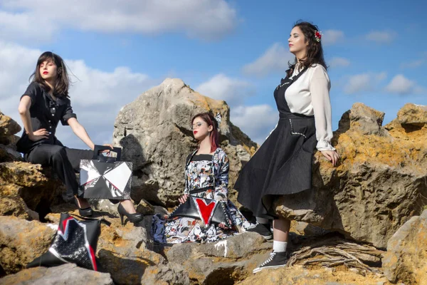 Grupo Tres Chicas Posando Naturaleza Con Ropa Vintage — Foto de Stock